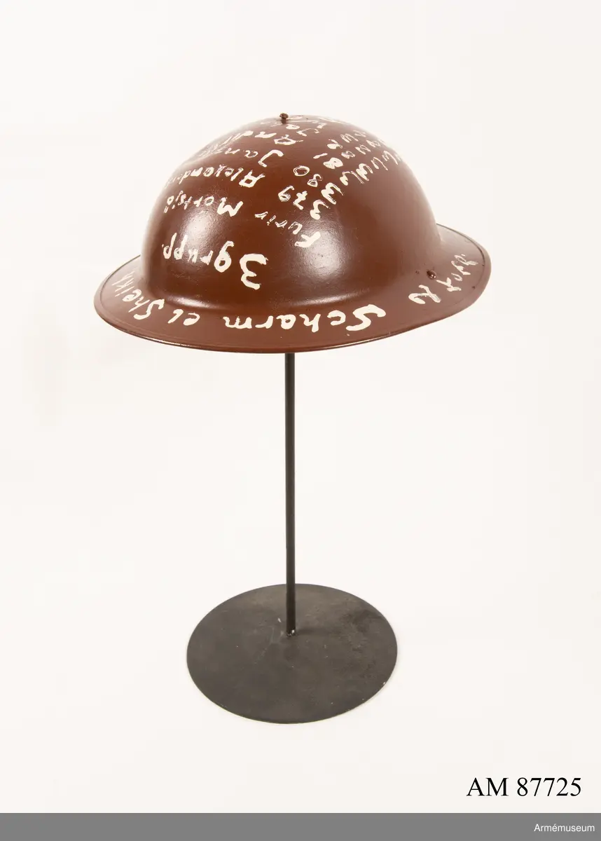 På hjälmens ovansida ditmålat med vit text: "Sharm el Sheikh 2 komp. 3 plut. 3 grupp
Furir Mörtsjö, 379 Alexandersson, 380 Jansson, 381 Andersson, 382 Jakobsson, 383 Westin, 384 Adolfsson, 385 Knutsson."

På insidan av hjälmen saknas hakrem och lös kedja ditsatt med okänd proveniens.

Insidan märkt längs kanten med otydlig prägling: 
P16 1
BM 1942
Möjlig brittisk tillverkare: BMB = Briggs Motor Bodies Ltd of Dagenham 1939 - 1945.