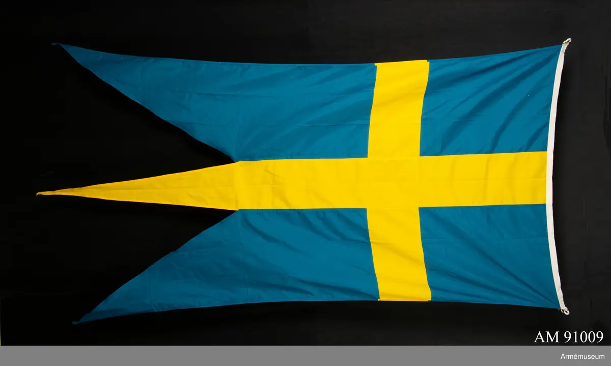 Blågul tretungad örlogsflagga. Troligen tillverkad av konstfiber.