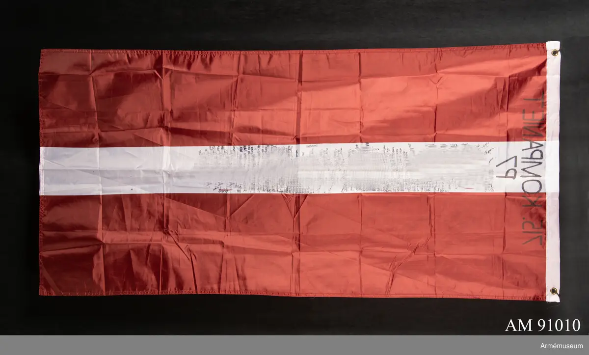 Flaggan troligen tillverkad av polyester.