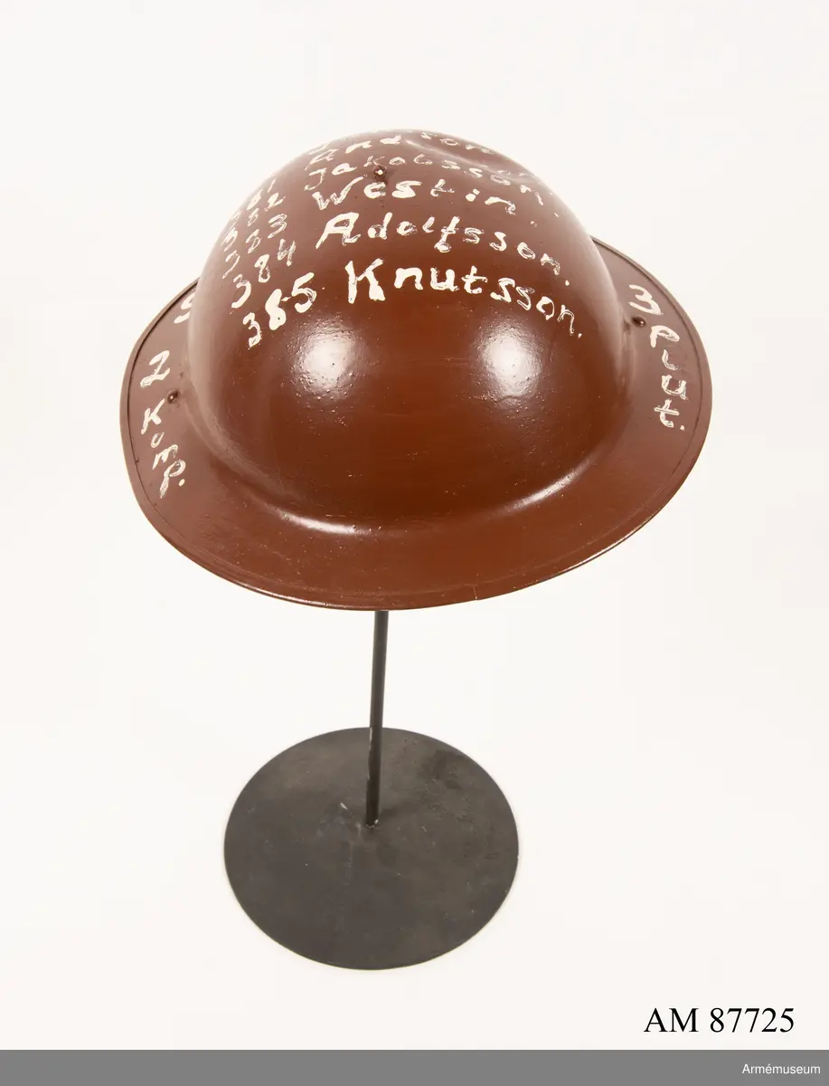 På hjälmens ovansida ditmålat med vit text: "Sharm el Sheikh 2 komp. 3 plut. 3 grupp
Furir Mörtsjö, 379 Alexandersson, 380 Jansson, 381 Andersson, 382 Jakobsson, 383 Westin, 384 Adolfsson, 385 Knutsson."

På insidan av hjälmen saknas hakrem och lös kedja ditsatt med okänd proveniens.

Insidan märkt längs kanten med otydlig prägling: 
P16 1
BM 1942
Möjlig brittisk tillverkare: BMB = Briggs Motor Bodies Ltd of Dagenham 1939 - 1945.