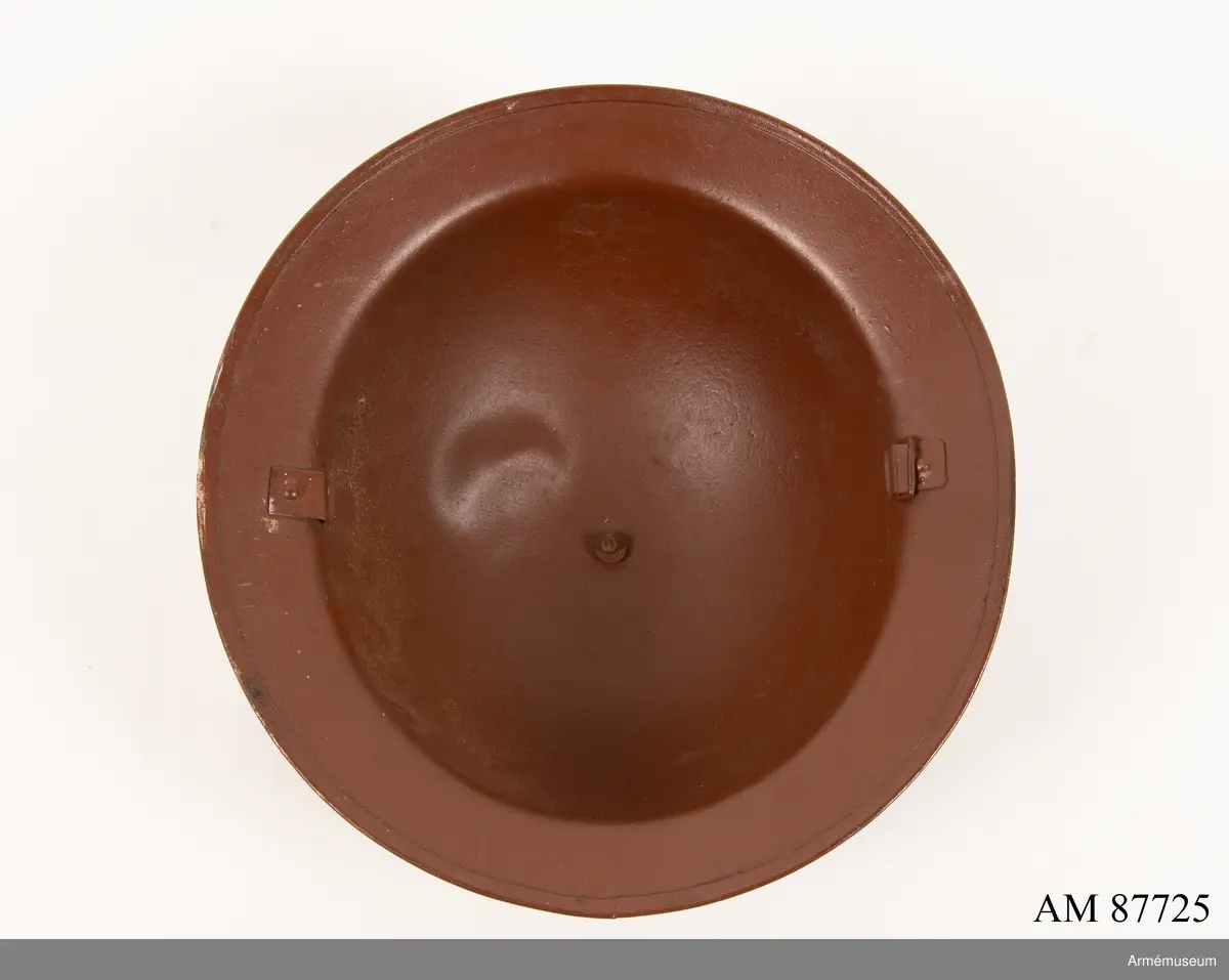 På hjälmens ovansida ditmålat med vit text: "Sharm el Sheikh 2 komp. 3 plut. 3 grupp
Furir Mörtsjö, 379 Alexandersson, 380 Jansson, 381 Andersson, 382 Jakobsson, 383 Westin, 384 Adolfsson, 385 Knutsson."

På insidan av hjälmen saknas hakrem och lös kedja ditsatt med okänd proveniens.

Insidan märkt längs kanten med otydlig prägling: 
P16 1
BM 1942
Möjlig brittisk tillverkare: BMB = Briggs Motor Bodies Ltd of Dagenham 1939 - 1945.