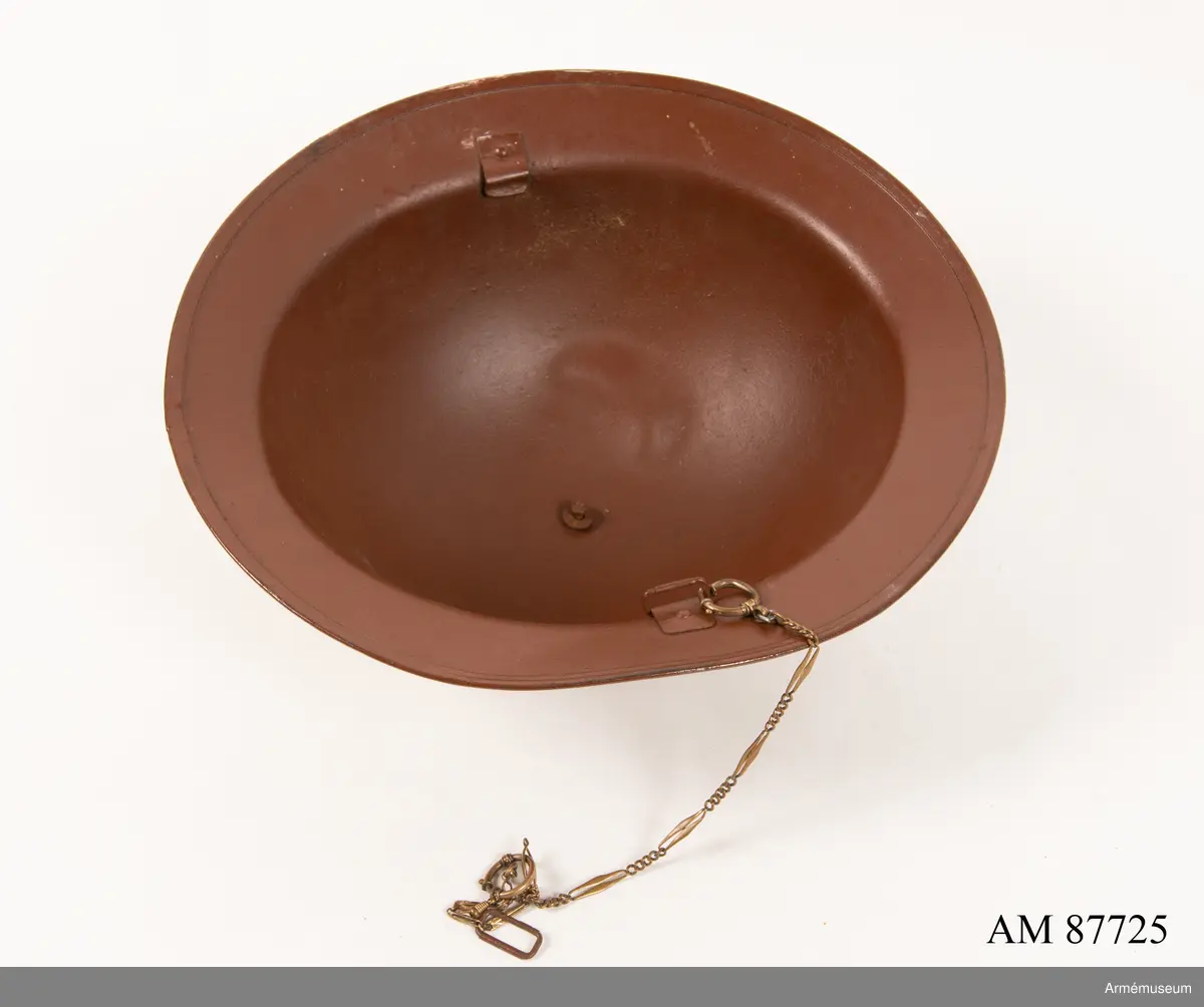 På hjälmens ovansida ditmålat med vit text: "Sharm el Sheikh 2 komp. 3 plut. 3 grupp
Furir Mörtsjö, 379 Alexandersson, 380 Jansson, 381 Andersson, 382 Jakobsson, 383 Westin, 384 Adolfsson, 385 Knutsson."

På insidan av hjälmen saknas hakrem och lös kedja ditsatt med okänd proveniens.

Insidan märkt längs kanten med otydlig prägling: 
P16 1
BM 1942
Möjlig brittisk tillverkare: BMB = Briggs Motor Bodies Ltd of Dagenham 1939 - 1945.