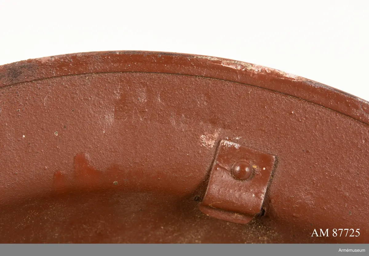 På hjälmens ovansida ditmålat med vit text: "Sharm el Sheikh 2 komp. 3 plut. 3 grupp
Furir Mörtsjö, 379 Alexandersson, 380 Jansson, 381 Andersson, 382 Jakobsson, 383 Westin, 384 Adolfsson, 385 Knutsson."

På insidan av hjälmen saknas hakrem och lös kedja ditsatt med okänd proveniens.

Insidan märkt längs kanten med otydlig prägling: 
P16 1
BM 1942
Möjlig brittisk tillverkare: BMB = Briggs Motor Bodies Ltd of Dagenham 1939 - 1945.