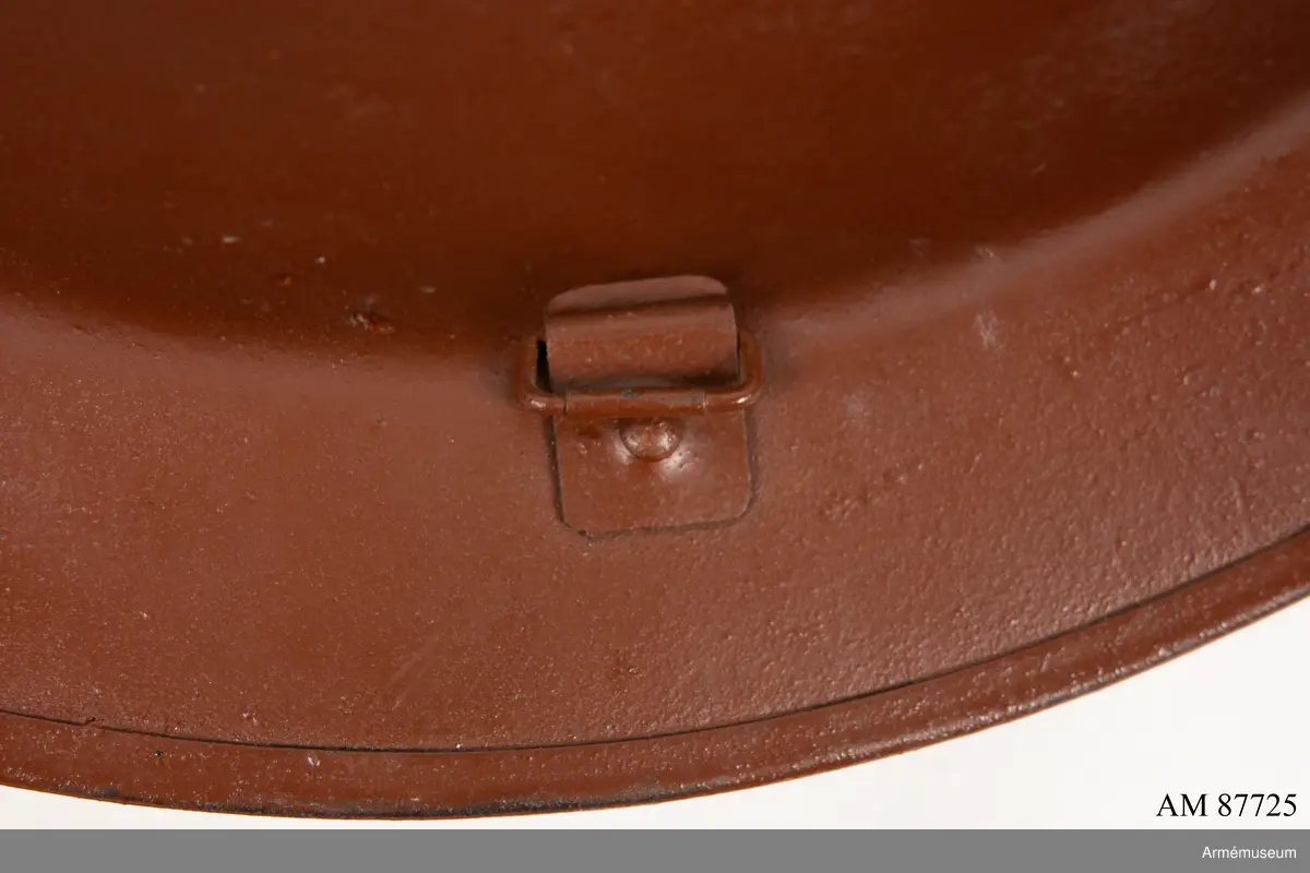 På hjälmens ovansida ditmålat med vit text: "Sharm el Sheikh 2 komp. 3 plut. 3 grupp
Furir Mörtsjö, 379 Alexandersson, 380 Jansson, 381 Andersson, 382 Jakobsson, 383 Westin, 384 Adolfsson, 385 Knutsson."

På insidan av hjälmen saknas hakrem och lös kedja ditsatt med okänd proveniens.

Insidan märkt längs kanten med otydlig prägling: 
P16 1
BM 1942
Möjlig brittisk tillverkare: BMB = Briggs Motor Bodies Ltd of Dagenham 1939 - 1945.