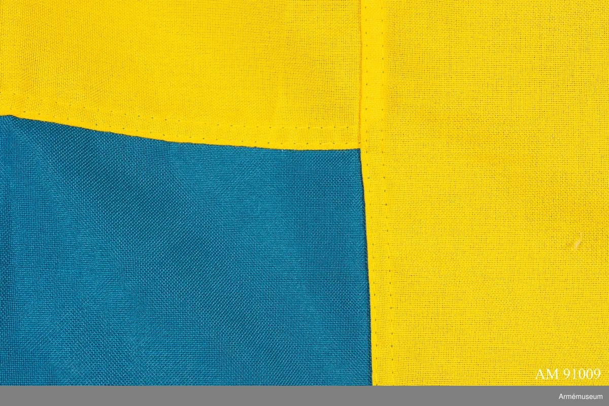 Blågul tretungad örlogsflagga. Troligen tillverkad av konstfiber.