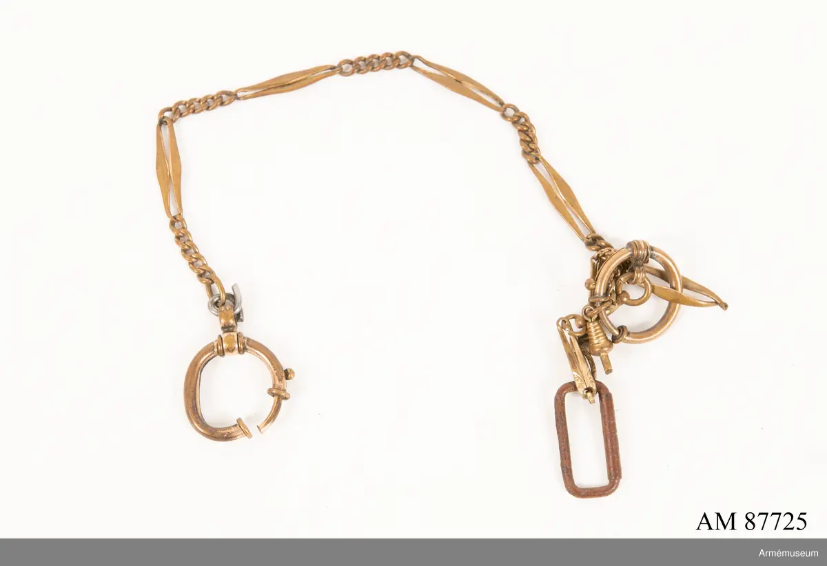 På hjälmens ovansida ditmålat med vit text: "Sharm el Sheikh 2 komp. 3 plut. 3 grupp
Furir Mörtsjö, 379 Alexandersson, 380 Jansson, 381 Andersson, 382 Jakobsson, 383 Westin, 384 Adolfsson, 385 Knutsson."

På insidan av hjälmen saknas hakrem och lös kedja ditsatt med okänd proveniens.

Insidan märkt längs kanten med otydlig prägling: 
P16 1
BM 1942
Möjlig brittisk tillverkare: BMB = Briggs Motor Bodies Ltd of Dagenham 1939 - 1945.