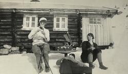 Tre personer i solveggen, muligens på påsketur? Ukjente pers