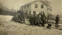 Skiløpere, muligens foran Eggedal skole. Ukjente personer.