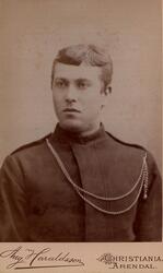 Ukjent mann i uniform.