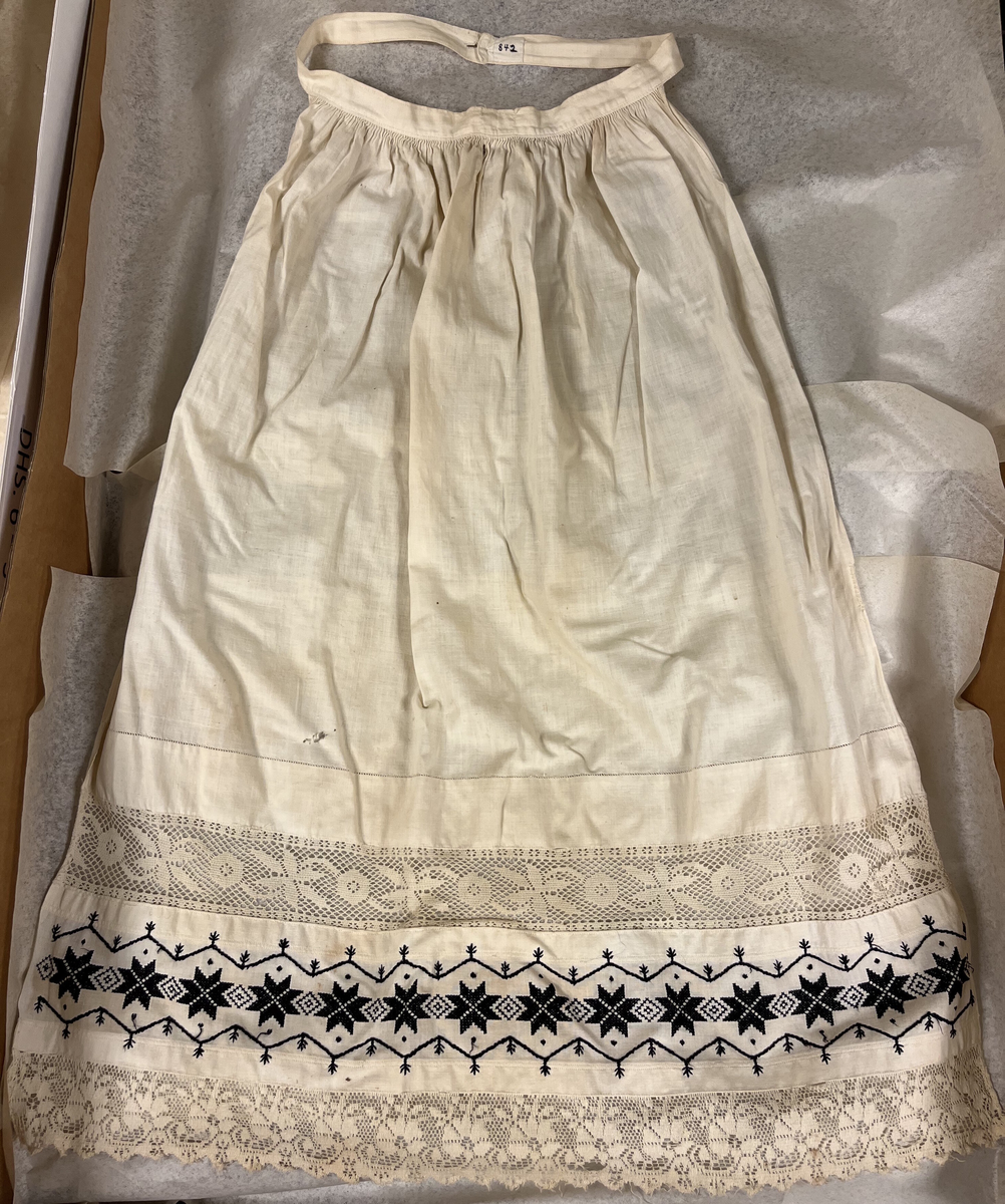 Form: Hekla border og linsaumsbroderi.
