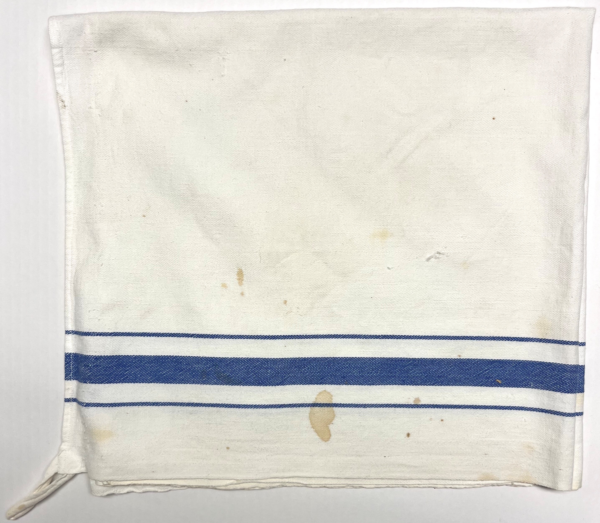 Kjøkenhandkle. Hempa for oppheng av handklestoffet i eine hjørna.