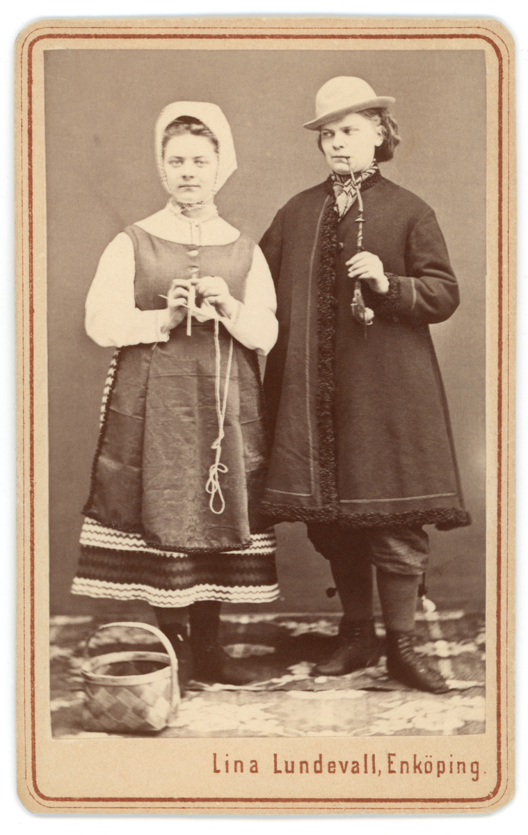 Svartvit ateljébild av okänt par.