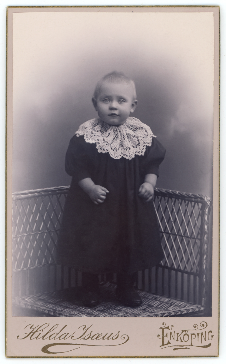 Svartvit ateljébild av ett barn.