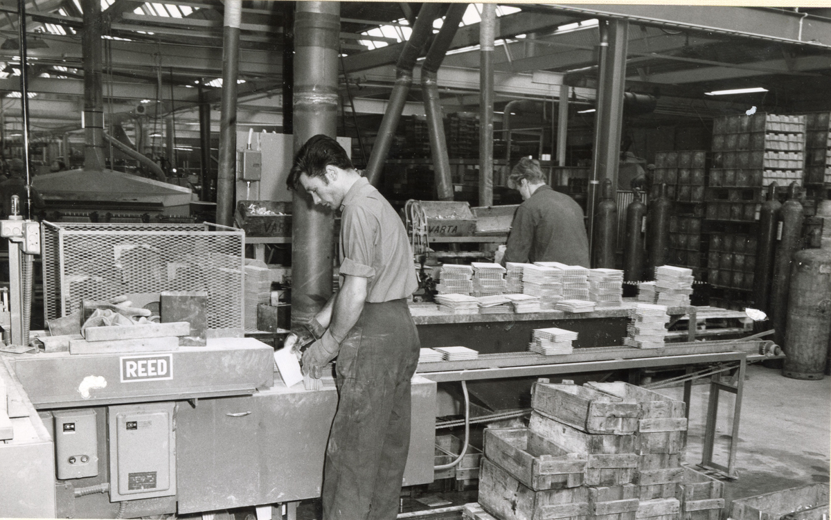 Stackningsmaskin. Mannen till vänster skall heta Svensson i efternamn.