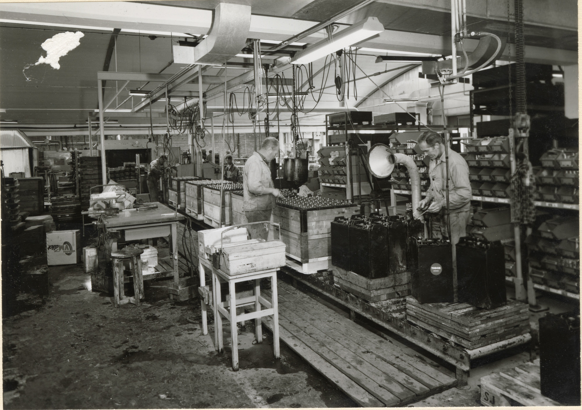 Monteringen: Montering traktionära celler. Fr. v. Karl-Erik Johansson, Erik Johansson och Evert Johansson