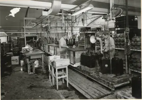 Monteringen. Tudor i Nol  runt 1960.