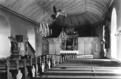 Interiörbild. Rävinge kyrka. Korpartiet med altare, altartav