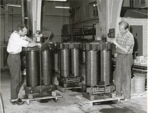 Likriktningsavdelningen. Tudor i Nol  runt 1960.