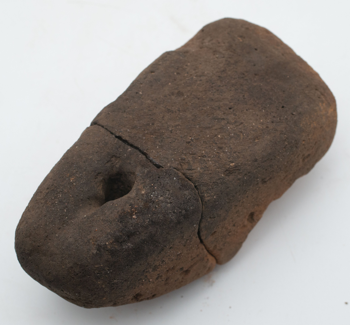 Urnegrav, 0,4 m i diameter. Framträdde under matjordslagret. Fynd av keramik och brända ben vilka sparades.
Boplatslämningar, sprodda, med fynd av keramik, flinta, slagg, vävtyngder mm
Totalt rör det sig om 56 fyndposter varav 2 utgår