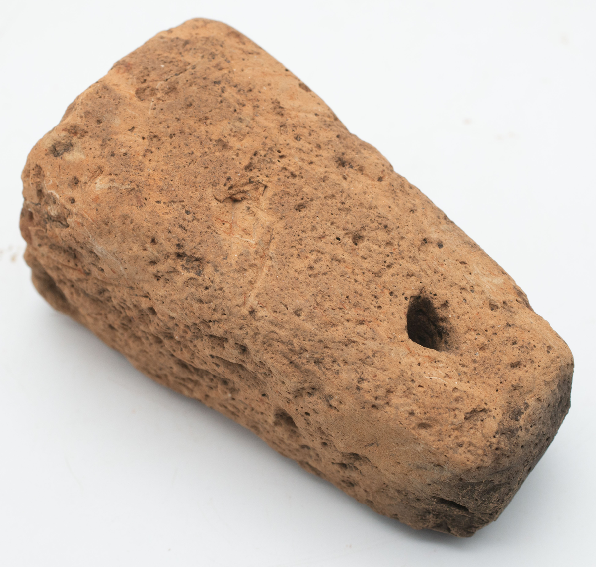 Urnegrav, 0,4 m i diameter. Framträdde under matjordslagret. Fynd av keramik och brända ben vilka sparades.
Boplatslämningar, sprodda, med fynd av keramik, flinta, slagg, vävtyngder mm
Totalt rör det sig om 56 fyndposter varav 2 utgår