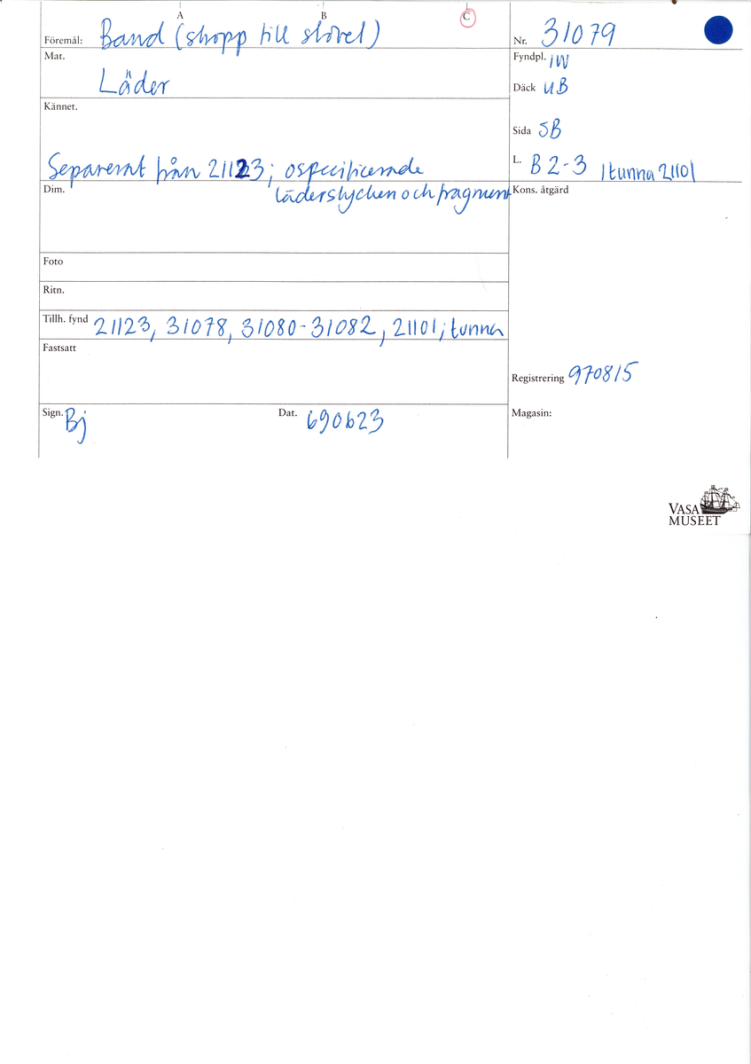 Två delar tillhörande en stövel: en stropp samt en del av en stropp från ett stövelskaft.

Den ena stroppen ligger dubbelvikt. I två av ändarna finns stygnshål efter fastsättningen. Lädret är välbevarat.

Den andra stroppen är fragmentarisk. I ena änden finns stygnshål i forman av en rektangel. Lädret är sprucket och något spaltat.