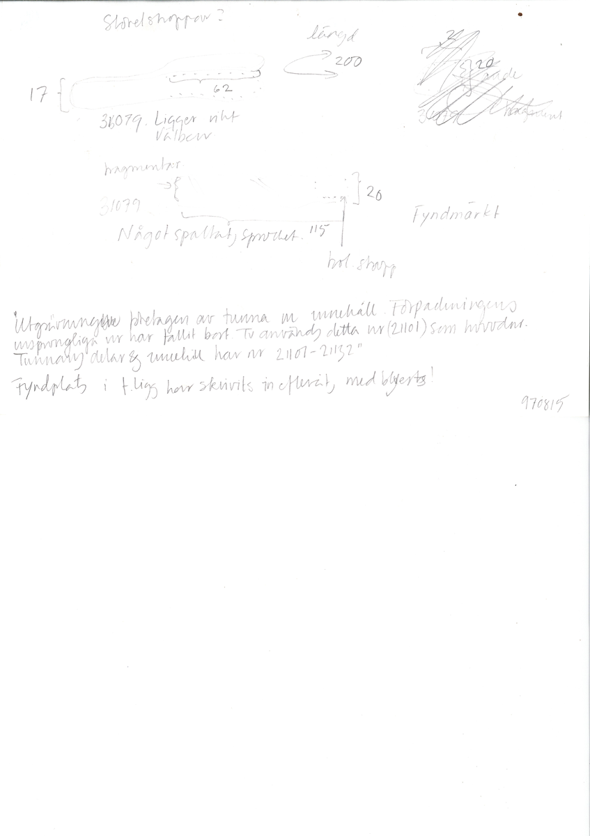 Två delar tillhörande en stövel: en stropp samt en del av en stropp från ett stövelskaft.

Den ena stroppen ligger dubbelvikt. I två av ändarna finns stygnshål efter fastsättningen. Lädret är välbevarat.

Den andra stroppen är fragmentarisk. I ena änden finns stygnshål i forman av en rektangel. Lädret är sprucket och något spaltat.