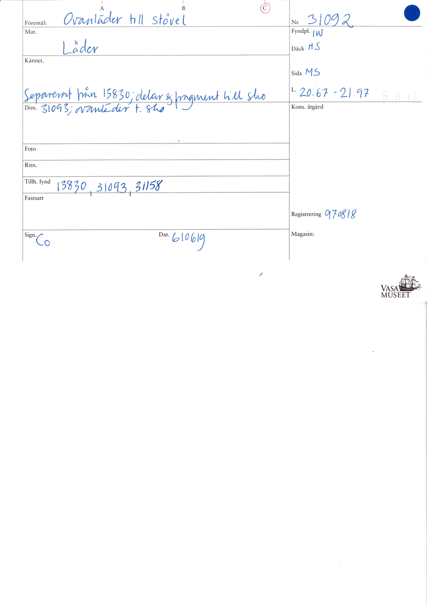 Ett ovanläder till en stövel. Längs med ovanlädrets ytterkanter löper stygnshål. På flertalet ställen är lädret spaltat. På några ställen har kött- och narvsida fästats intill varandra med hjälp av lim på konserveringsenheten.
Lädret är relativt kraftigt.