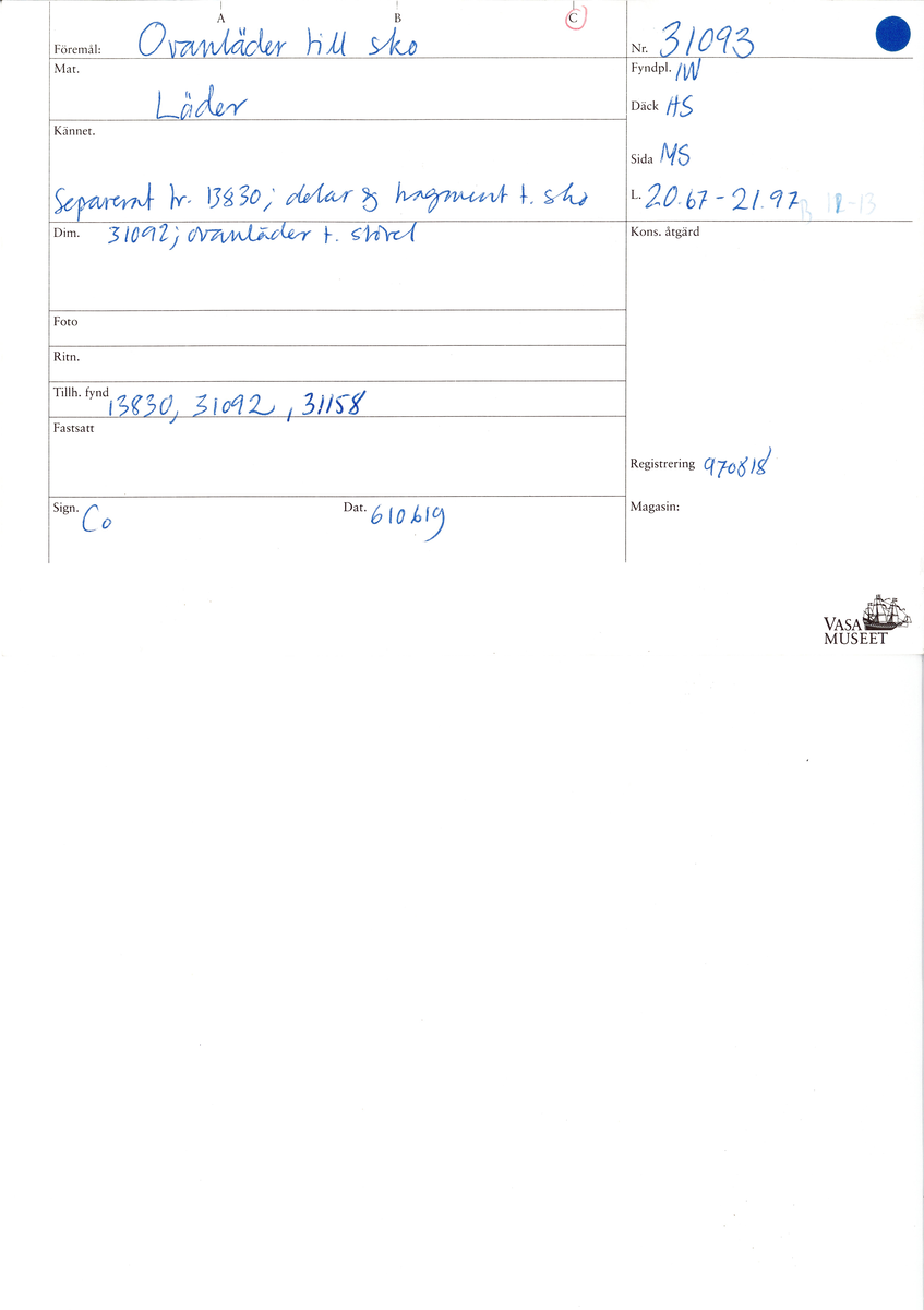 Ett ovanläder till en sko. Ovanlädrets övre kant är rakt avskuren och saknar tunga. Nedanför den övre kanten sitter två snörhål. Längs med ytterkanterna löper stygnshål. Ena ytterkanten är fragmentarisk.