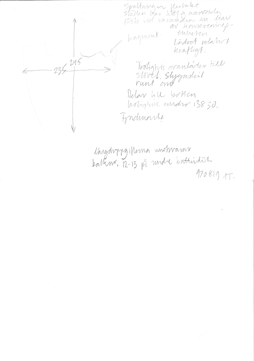 Ett ovanläder till en stövel. Längs med ovanlädrets ytterkanter löper stygnshål. På flertalet ställen är lädret spaltat. På några ställen har kött- och narvsida fästats intill varandra med hjälp av lim på konserveringsenheten.
Lädret är relativt kraftigt.