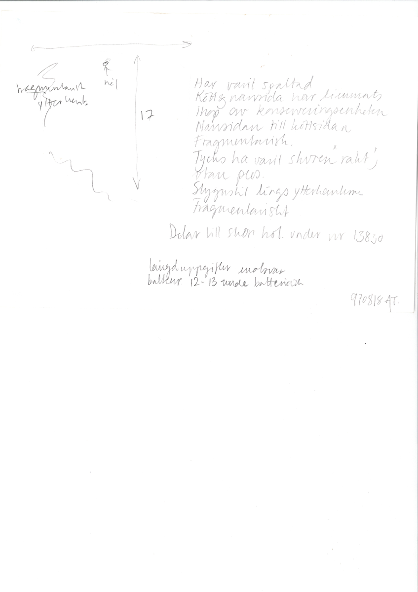 Ett ovanläder till en sko. Ovanlädrets övre kant är rakt avskuren och saknar tunga. Nedanför den övre kanten sitter två snörhål. Längs med ytterkanterna löper stygnshål. Ena ytterkanten är fragmentarisk.