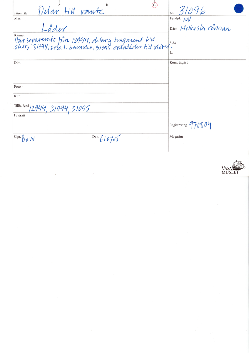 Fyra delar från en tumvante.
Vanten är skuren i två stycken, ett fram- och ett bakstycke, som varit sammanfogat med stygn.
Ett framstycke till en tumvante, fyndnummer 31096. Runt ytterkanterna löper stygnshål. Lädrets kött- och narvsida har släppt från varandra. Vanten har fläckvist rostliknande beläggningar. Lädret är tunt och sprött.
En vanttumme, fyndnummer 31096:1 Längs med ena sidan på vanttummen löper långsmala hål eller öppningar, två och två. Hålen kan härröra från en förstärkning som suttit fästad på vanttummen.
Triangelformat bakstycke till vanttumme, fyndnummer 31096:2. Lädret har skurits ut från vantens bakstycke. Stygnshål är synliga längs med två av sidorna.
Rektangulärt läderstycke, fyndnummer 31096:3. Längs med ytterkanterna löper srygnshål. Lädret är mjukt och narvytan tydlig. Lädret har börjat att spalta sig samt är försett med några rostliknande fläckar. Troligtvis har läderbiten fungerat som en förstärkning och suttit fästad på vantens in - eller utsida.