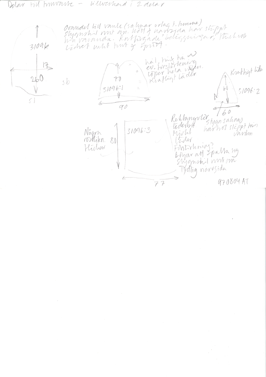 Fyra delar från en tumvante.
Vanten är skuren i två stycken, ett fram- och ett bakstycke, som varit sammanfogat med stygn.
Ett framstycke till en tumvante, fyndnummer 31096. Runt ytterkanterna löper stygnshål. Lädrets kött- och narvsida har släppt från varandra. Vanten har fläckvist rostliknande beläggningar. Lädret är tunt och sprött.
En vanttumme, fyndnummer 31096:1 Längs med ena sidan på vanttummen löper långsmala hål eller öppningar, två och två. Hålen kan härröra från en förstärkning som suttit fästad på vanttummen.
Triangelformat bakstycke till vanttumme, fyndnummer 31096:2. Lädret har skurits ut från vantens bakstycke. Stygnshål är synliga längs med två av sidorna.
Rektangulärt läderstycke, fyndnummer 31096:3. Längs med ytterkanterna löper srygnshål. Lädret är mjukt och narvytan tydlig. Lädret har börjat att spalta sig samt är försett med några rostliknande fläckar. Troligtvis har läderbiten fungerat som en förstärkning och suttit fästad på vantens in - eller utsida.