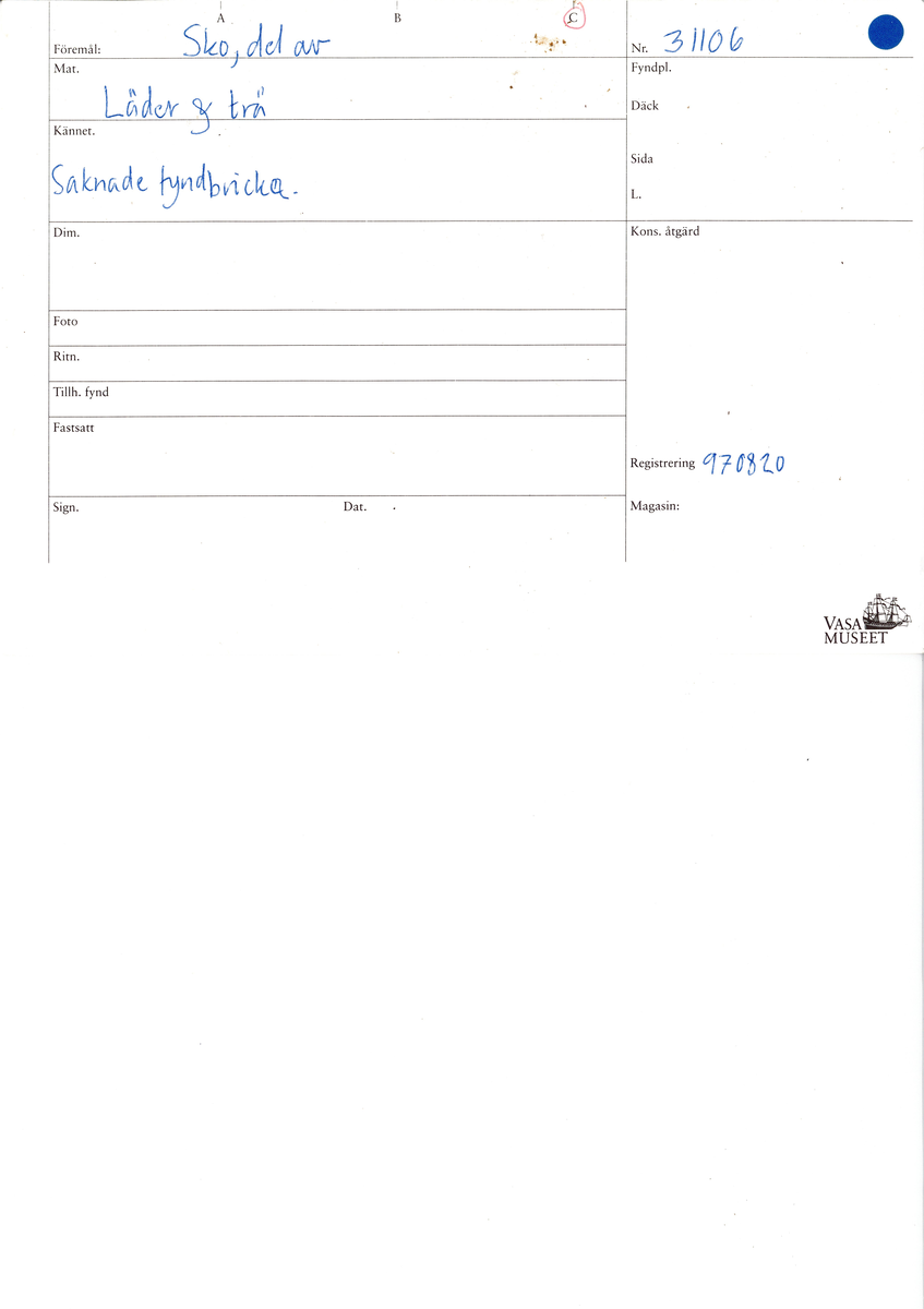 En skobotten, tre klacklappar, en liten träbit samt ett fragment.
Skobottnen består av två sulor av läder. Vid tåpartiet, mellan sulorna, finns inlägg samt kvarsittande rester av ovanlädret. Sulorna är spaltade. Ovanpå sulorna ligger en halvsula av trä. Träsulan täcker partiet från hälen och ner över hålfoten. Sulan är rakt avskuren vid kanten mot bottnens främre parti. Träet är mycket kraftigt och välbevarat. Vid klacken finns en kvarsittande del av yttersulan. Skobottnen är täckt av ett kraftigt lager polyetylenglykol.
Tre stycken klacklappar eller halvsulor av näver. Klacklapparna fästade mot varandra. Längs med ytterkanterna finns hål efter träpligg. Klacklapparnas baksidor har täckts med folie av konserveringsenheten. Klacklapparna är mycket välbevarade samt täckta av polyetylenglykol.