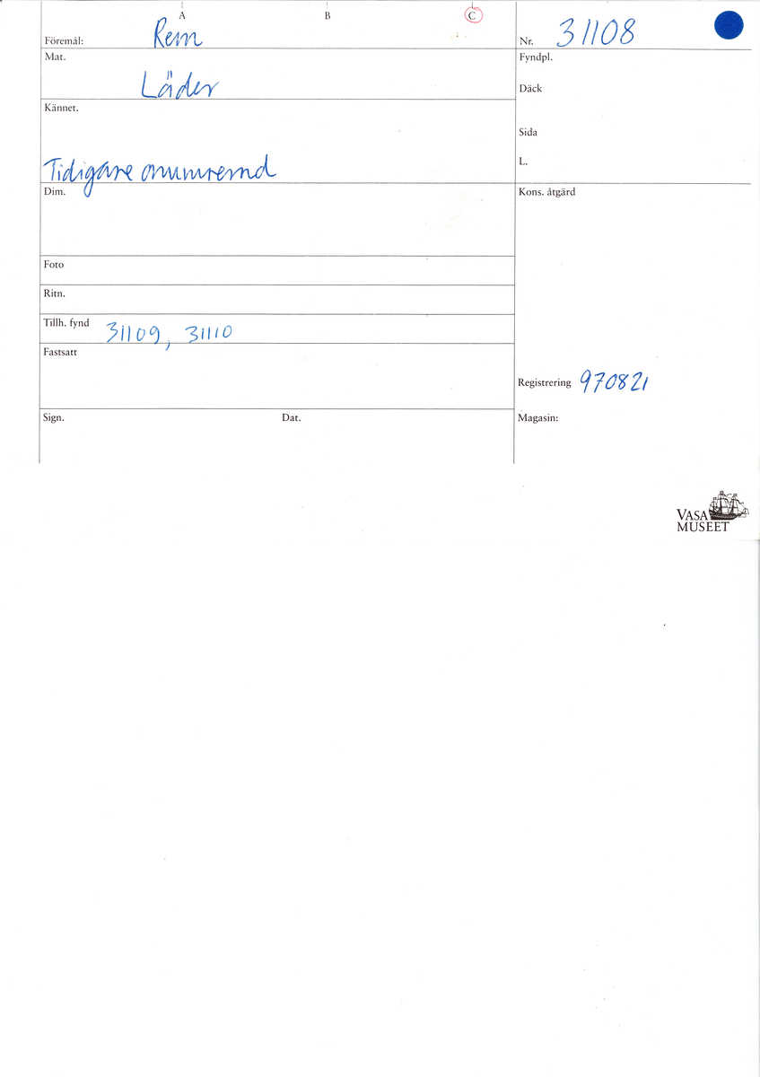 Två delar av en läderrem.
Den längsta delen av remmen är försedd med fem hål. Det femte hålet är placerat vid remmens fragmentariska ände. Den motsvarande änden är kantigt skuren. Lädret är mycket kraftigt och välbevarat.
Den kortare delen av remmen är försedd med en fragmentarisk ände samt en rakt skuren eller avklippt ände. Strax innanför den skurna änden finns ett större hål som är försett med fasade kanter. Narvsidan är så gott som helt bortspaltad, i övrigt är lädret kraftigt och relativt välbevarat.