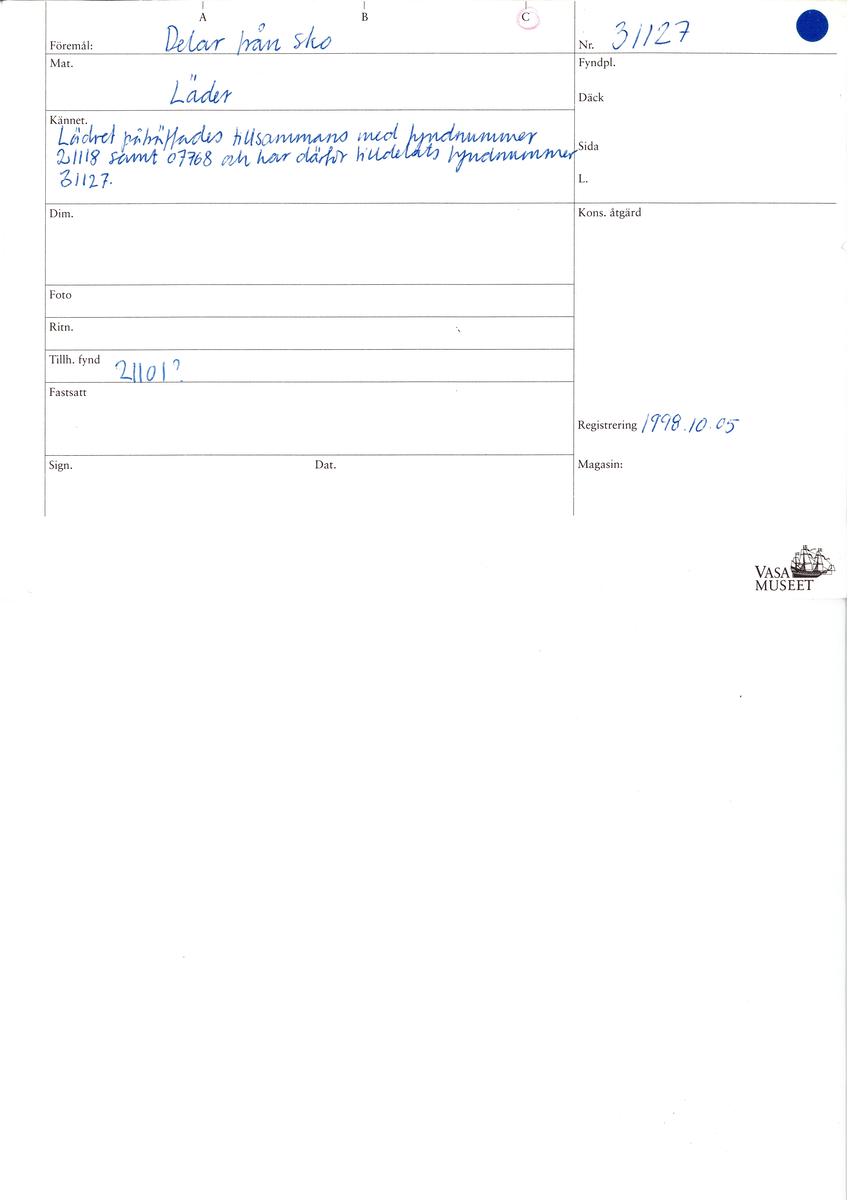 Delar och fragment från sko: tre sulor, en holtrand, en klacklapp, en klacklapp eller ett inlägg samt ett 40-tal delar och mindre fragment från skoöverdel och skobotten.

Sula fyndnummer 31127 har kvarsittande tråd. På sulans ovansida finns intryck av bindtråden.  Sula fyndnummer 31127:1 har kvarsittande träpligg och tråd. I tåpartiet finns en laglapp. Sulans hälparti är avskuret, eventuellt avbrutet.  Sula fyndnummer 31127:2 har ett fragmentariskt hälparti. På sulans ovansida finns intryck av bindtråd. Holtrand fyndnummer 31127:3 har kvarsittande tråd. På klacklapp fyndnummer 31127:4 finns hål efter träpligg. På klacklapp, eventuellt inlägg, fyndnummer 31127:5 finns kvarsittande tråd.