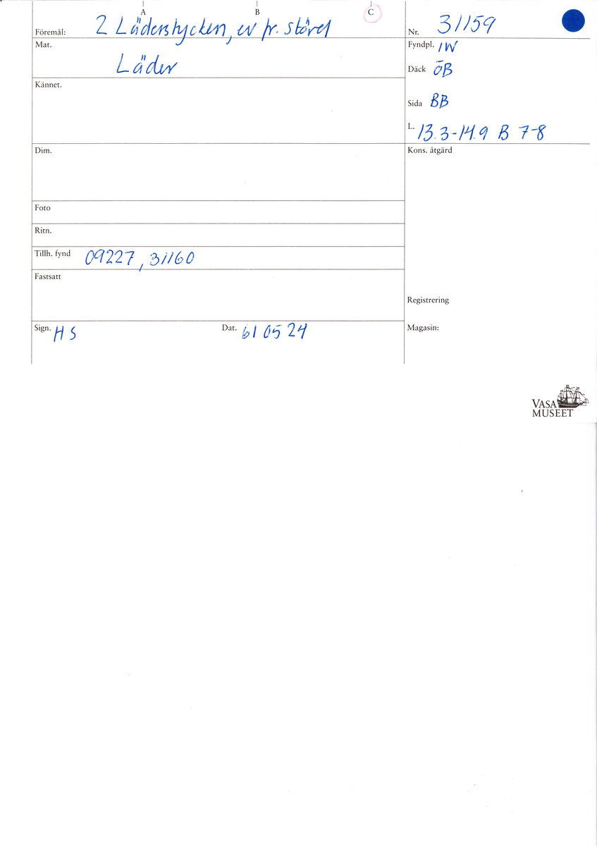 Två större läderstycken samt ett tjugotal mindre fragment, troligtvis från stövelskaft. Lädret har rostliknande utfällningar samt är spaltat och sprött.