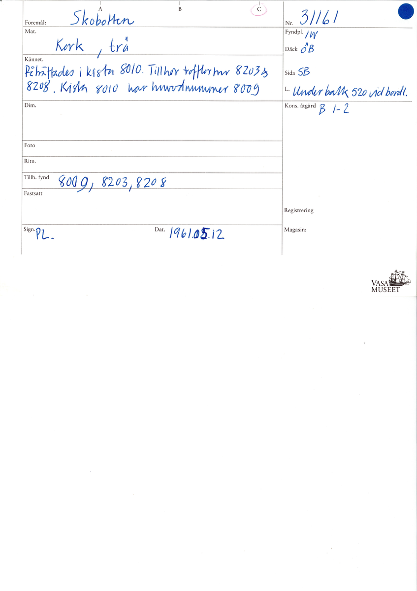 Dokumentation 1998:
Två skobottnar till ett par skor.
Skobottnarna är nu monterade till sko 08208.
Skobottnarna är i fyra delar, två delar från skobottnarnas främre parti, fyndnummer 31161 och 31161:1 och två delar från skobottnarnas bakre parti, fyndnummer 31161:2 samt 31161:3.  De båda bakre partierna, från hälen till partiet efter hålfoten, är tillverkade i trä, troligtvis lövträ. De båda främre partierna, från partiet efter hålfoten och fram till tåpartiet, är tillverkade i kork. Vänster skobotten består troligtvis av fyndnummer 31161:2 och 31161 medan höger skobotten består av fyndnummer 31161:1 och 31161:3.
Bottnarnas främre och bakre partier har spruckit. Träet och korken är täckta med ett lager av polyetylenglykol.

Dokumentation 2022:
Ett par utfyllnader till tofflor. Tillverkade i kork och trä, eventuellt al. Den ena skapades för höger fot och den andra för vänster fot. Korken har blivit bortskuren. Det finns delar som saknas vid tårna och det finns tecken på lagningar med träpligg på hälen. 
För mer information, se Länkade filer: Uppritning

Text in english:
These are a pair of pantable fills, made of cork and wood, possibly alder, made left and right. The cork has been cut and pieced at the toes, there are signs of pegged repairs at the heel.
For more information, go to Länkade filer: Uppritning