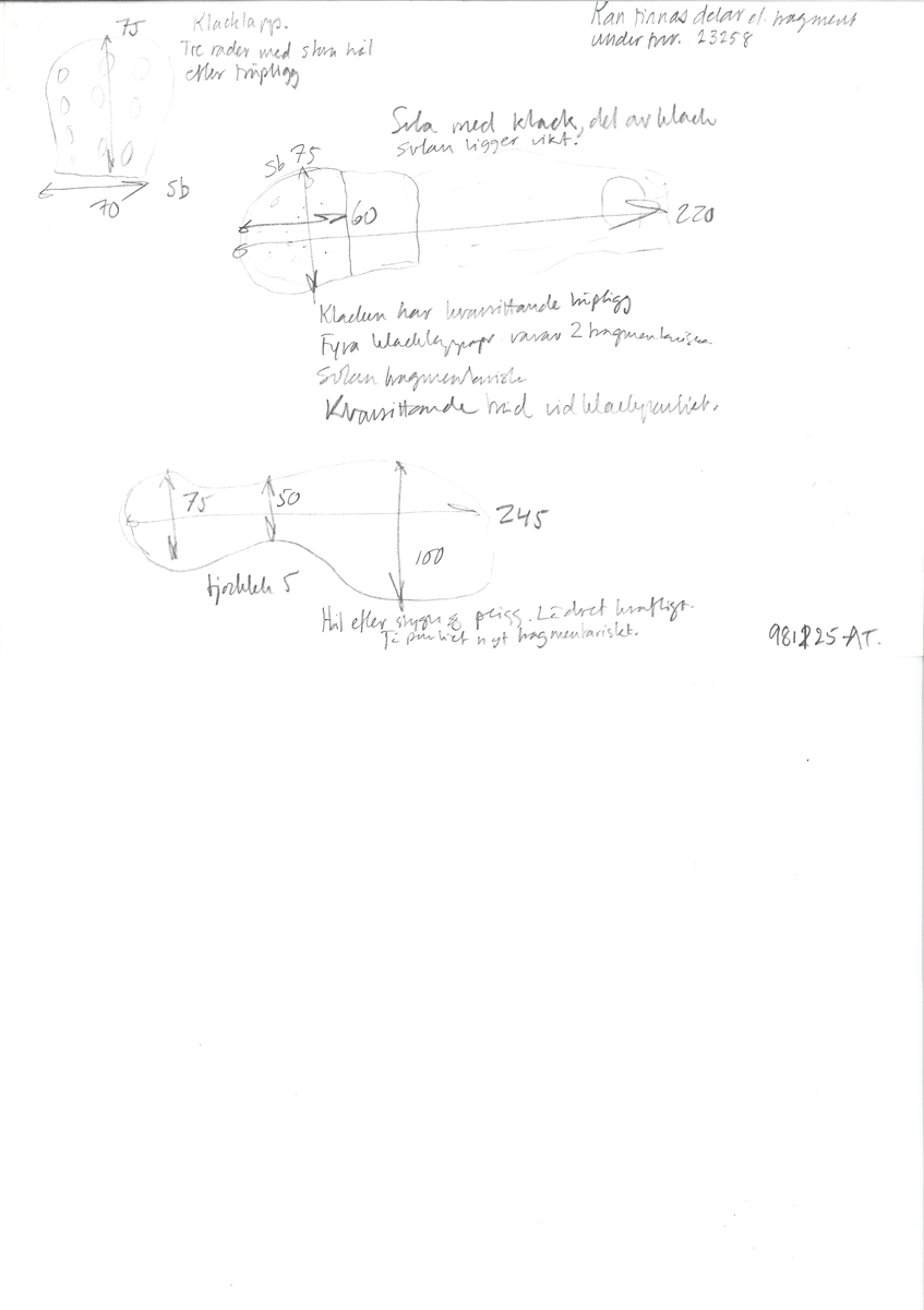 Delar av skobotten.
En sula med kvarsittande del av klacken. Sulan ligger vikt samt är delvis fragmentarisk. Längs med ytterkanterna löper hål efter stygn. Klacken består av fyra klacklappar. Två klacklappar är mycket fragmentariska. Klacken har kvarsittande tråd och träpligg.
En sula. Längs med ytterkanterna löper hål efter träpligg och stygn. Tåpartiet är något fragmentariskt. Lädret är mycket kraftigt.
En klacklapp. Klacklappen är något hästskoformad. På klacklappen syns stora hål efter träpligg.