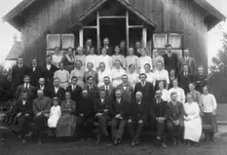 Gruppebilde av ungdomslaget Håpet ved lokalet Solheim i Hitt