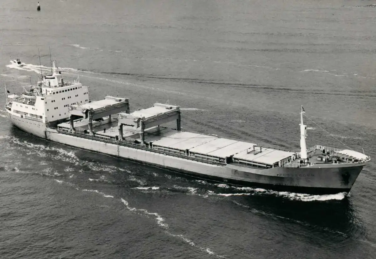 Viser et sort-hvitt bilde av et stort, moderne lasteskip, med et tomt container dekk.