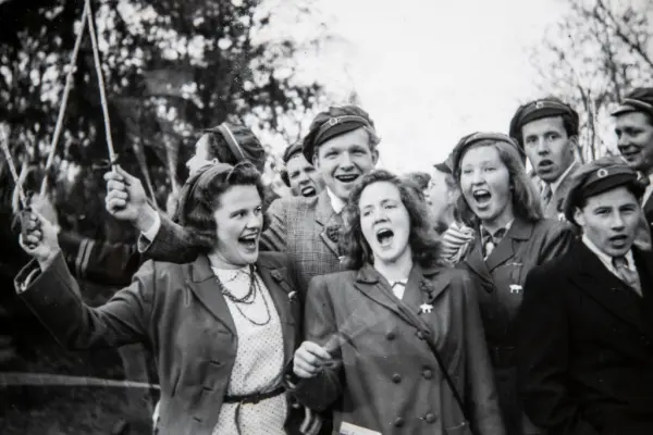 Hamar, Russ fra Hamar Katedralskole 17. mai 1946, russeluer og kjepper med knute på,