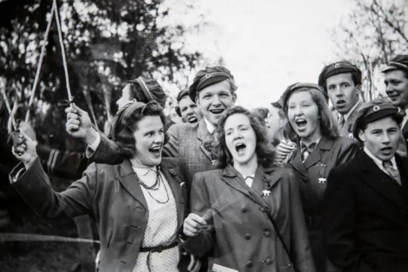 Hamar, Russ fra Hamar Katedralskole 17. mai 1946, russeluer og kjepper med knute på,