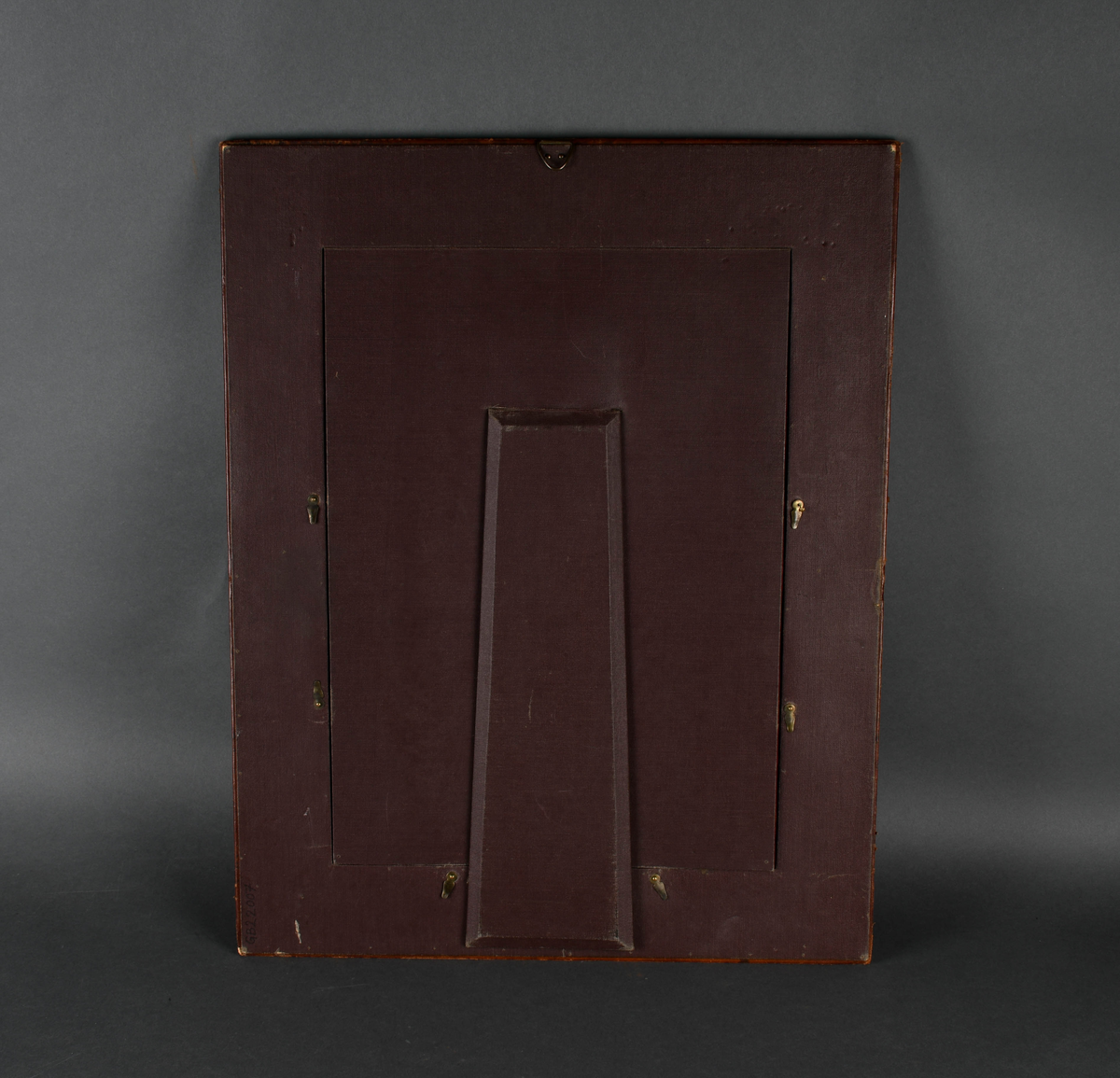 Rektangulær bilderamme av tre trukket med lær. Læret har punslet og hevet dekor i form av treflikete blader og geometriske mønstre, samt reimer. I hvert hjørne er en firkantet, rillet metallstift. Bakdelen er hengslet øverst med en støttende fot. Innsiden er kledd med papir med symmetrisk plantedekor.