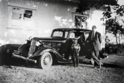 Bil, Nash 1934-modell, på Hauge vestre, Rolvsøy, 1934-35. Gu