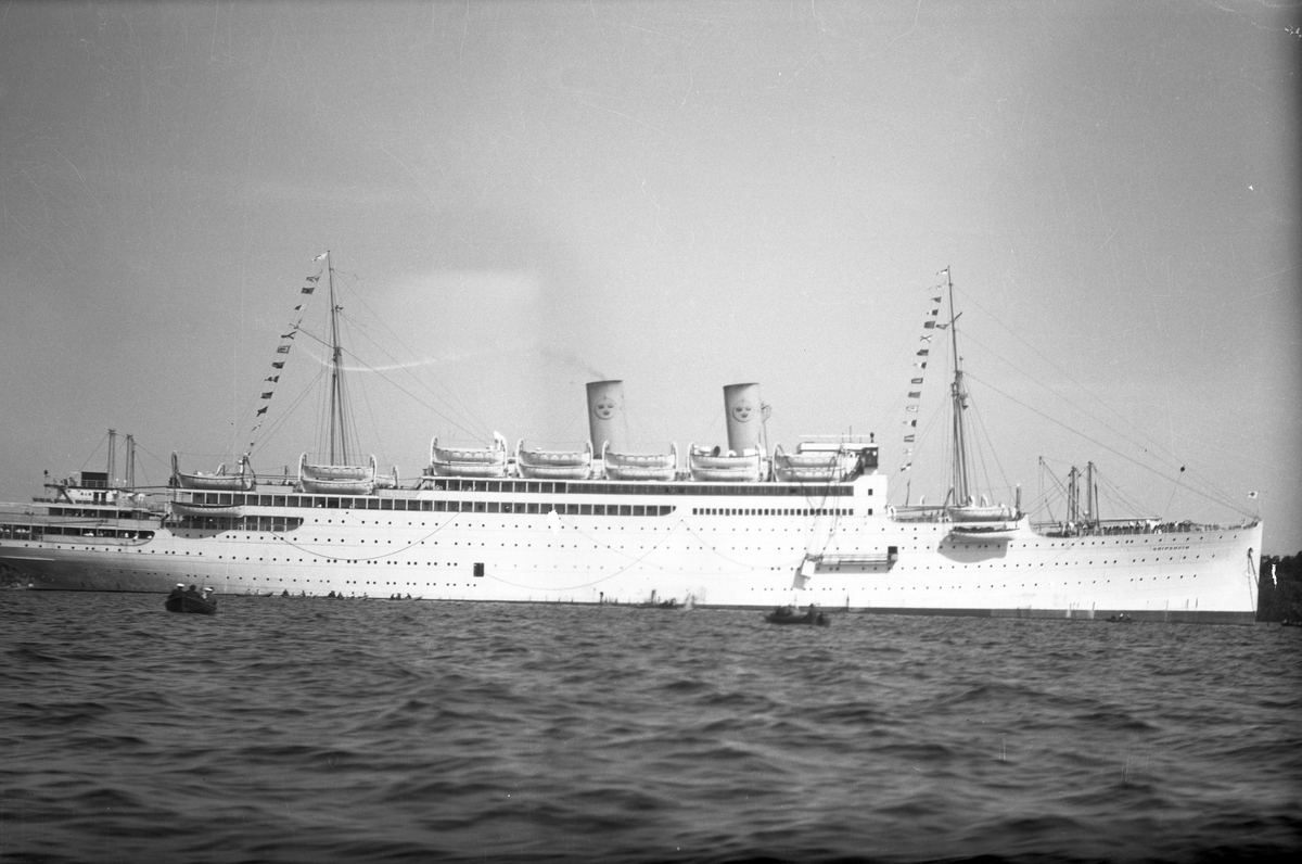 M/S "Gripsholm" utanför Nynäshamns hamn.

M/S Gripsholm var ett passagerarfartyg, byggt av Armstrong, Whitworth & Co, Ltd i Newcastle, England. Hon levererades den 27 november 1925 till Svenska Amerika Linien i Göteborg som rederiets första nybygge. M/S Gripsholm var Sveriges och världens första dieseldrivna passagerarfartyg i atlanttrafik. Hon tog 1643 passagerare och hade 301 mans besättning. Källa: Wikipedia