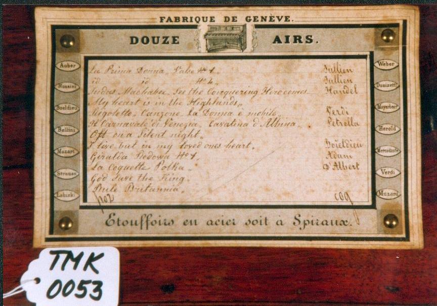 Nøkkeltrukket musikkmaskin med 12 melodier på en messingsylinder. Maskinplaten er av messing med en kam med 125 tenner. På venstre side er tre regulatorspaker. 

Kassen er lausert mørk brun på utsiden. På innsiden er den "okseblodrød" ,ed glasslokk og en skillevegg. På undersiden av lokket er det festet et melodikort. Nøkkelen ligger i en ekse i et avskilt rom på høyre side.