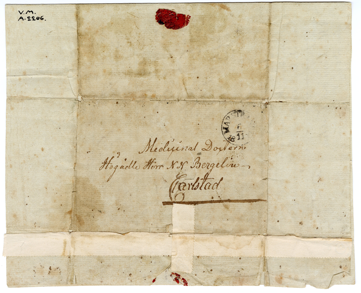 Brev skrivet på ett sammanhållande brevpappersark, vilket är viket fyra gånger och därmed format till sitt eget omslag. Ena sidan är adressat påskrivet. Tre sidor är författade med text från avsändaren. Förslutningsremsa är fastklistrat i annat papper. Rester av lacksigill på adressatsidan. Poststämplat med rund stämpel.