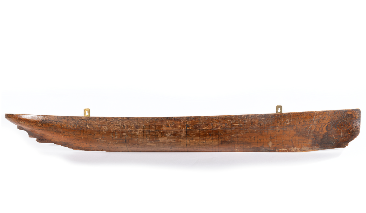 Halvmodell av passagerarångfartyg, stryrbords sida. Visar fartygsform och plåtars läge. Plåtstråk markerade med svart.