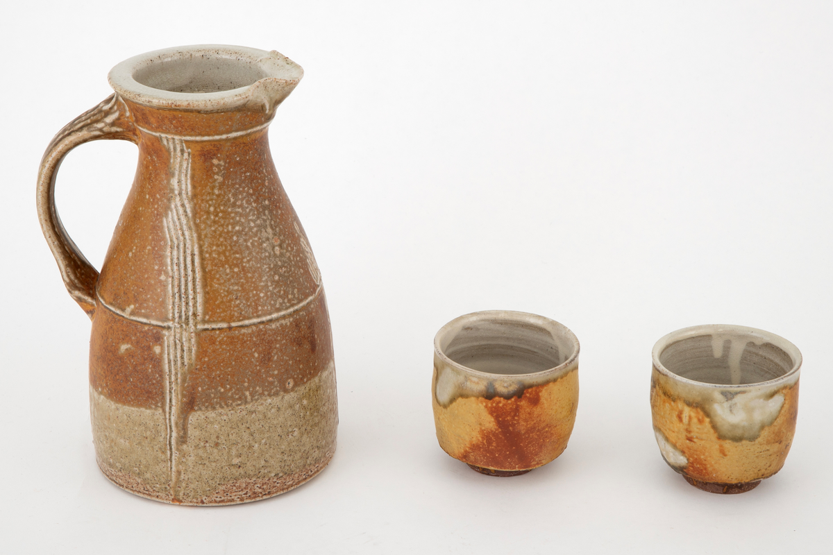 En mugge og to kopper i steingods.