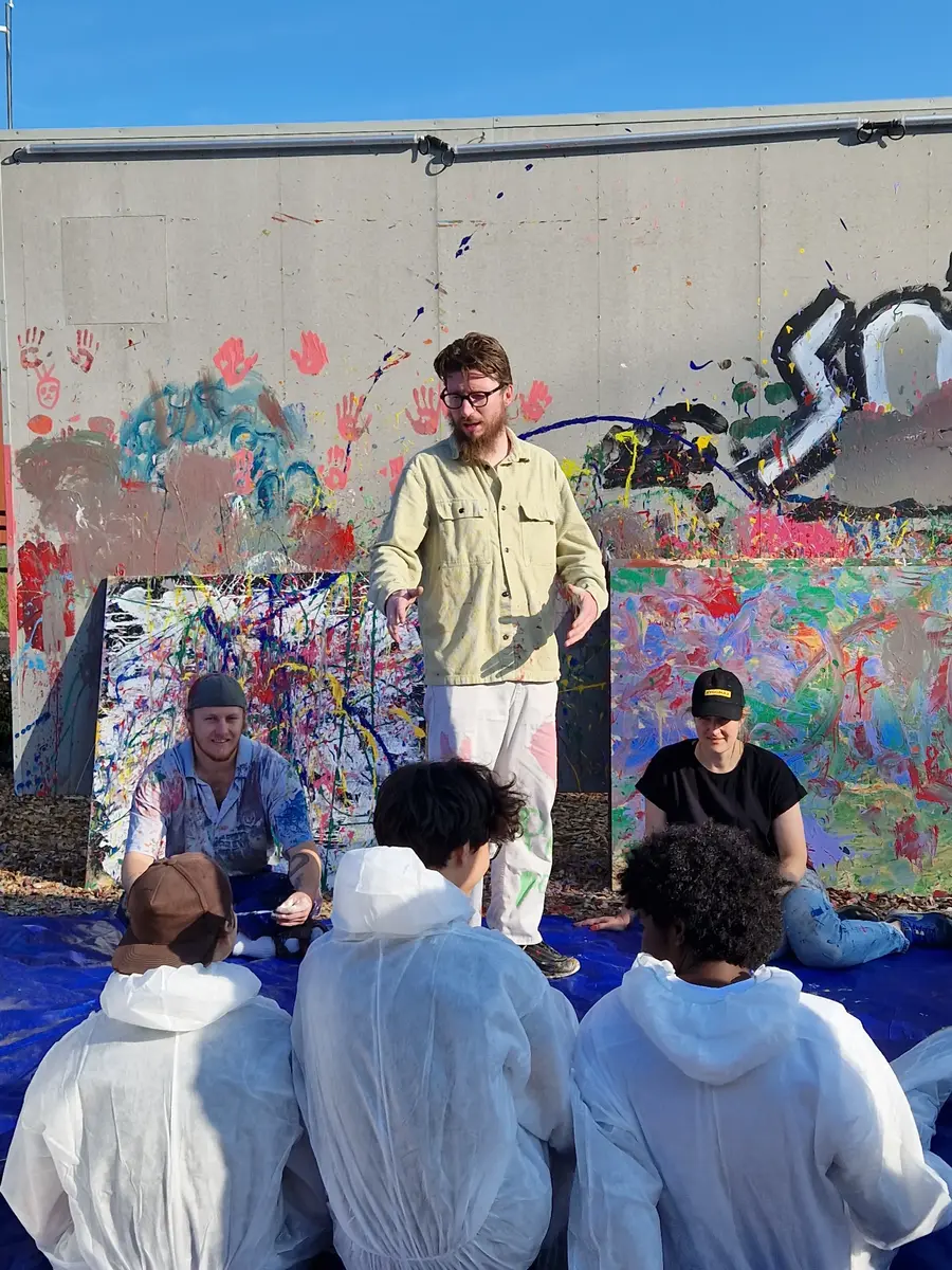 Måleri med boxningshandskar och många färgstänk